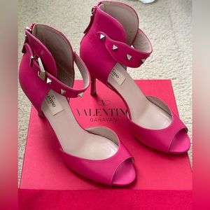 NIB Valentino Garavani Pink Rockstud Peep toe Stiletto Leather Sandals Heels
